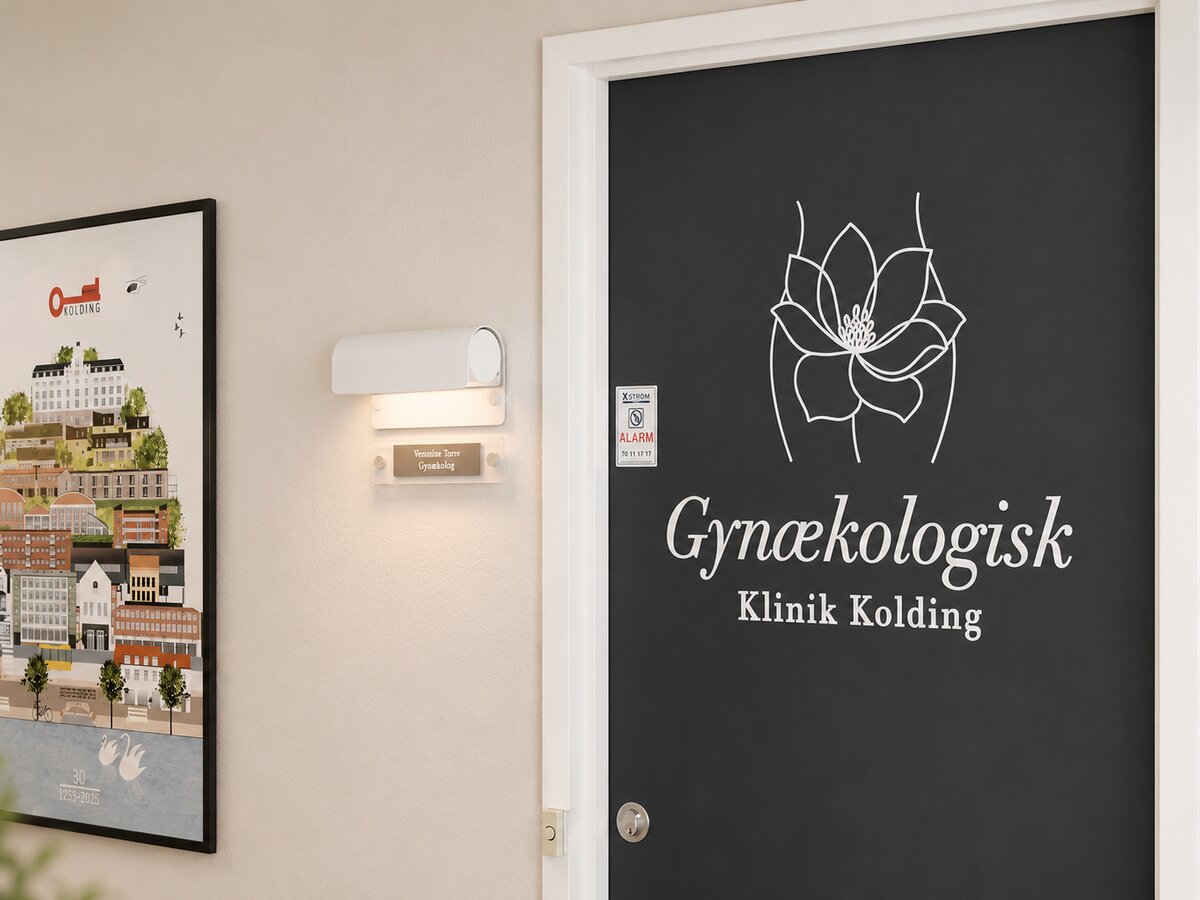 Klinikkens dørskilt med logo